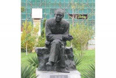 現(xiàn)代名人地質學家李四光銅雕塑像